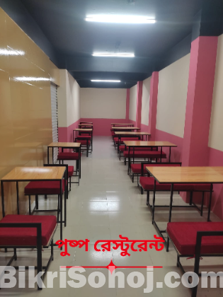 রেস্টুরেন্টে টেবিল চেয়ার